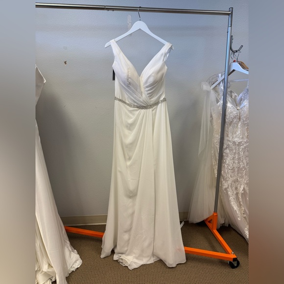 Elegant White Gown with Silver Accents M1851 - Picture 1 of 2